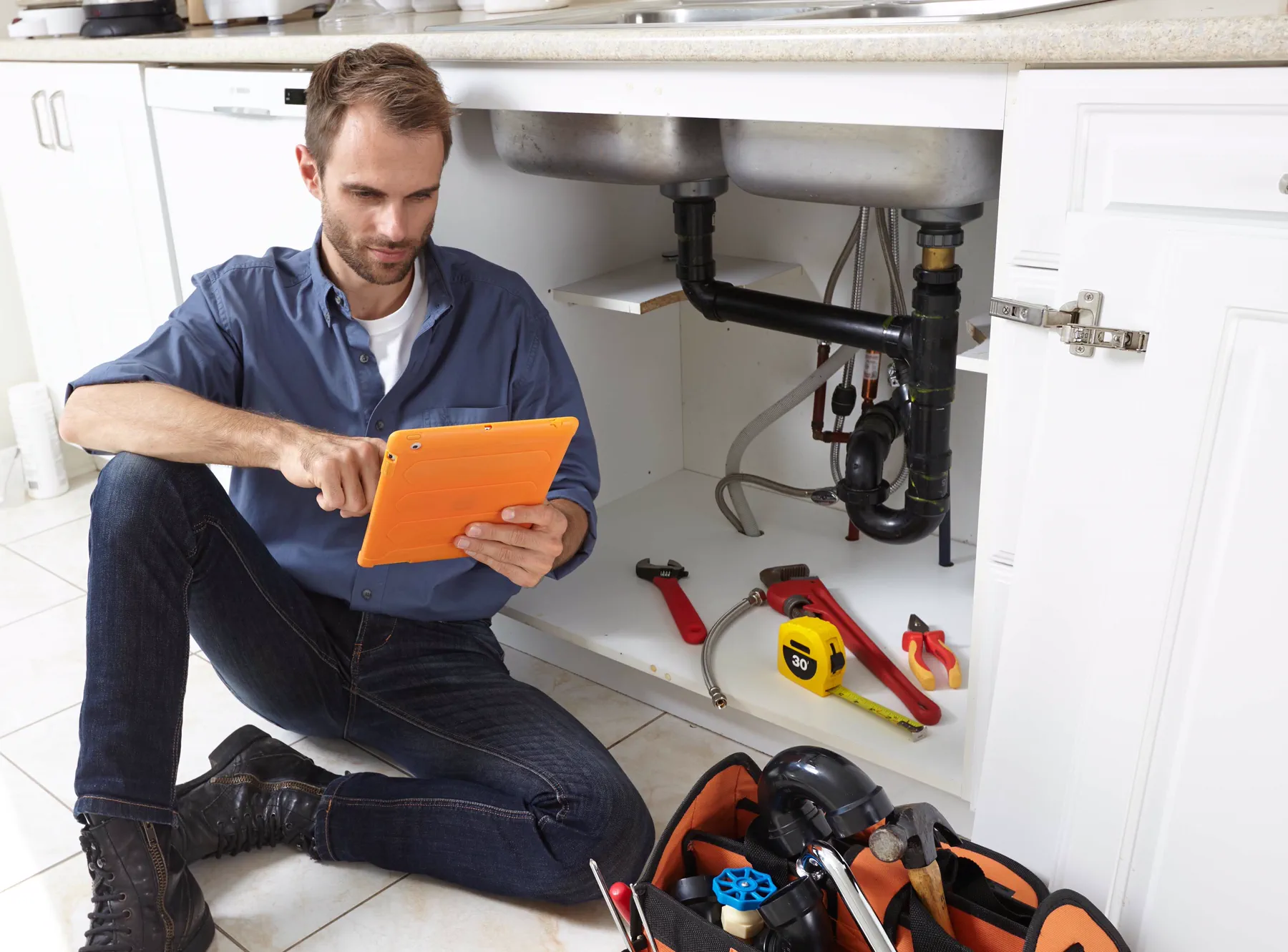 Plumber on site using Ascora
